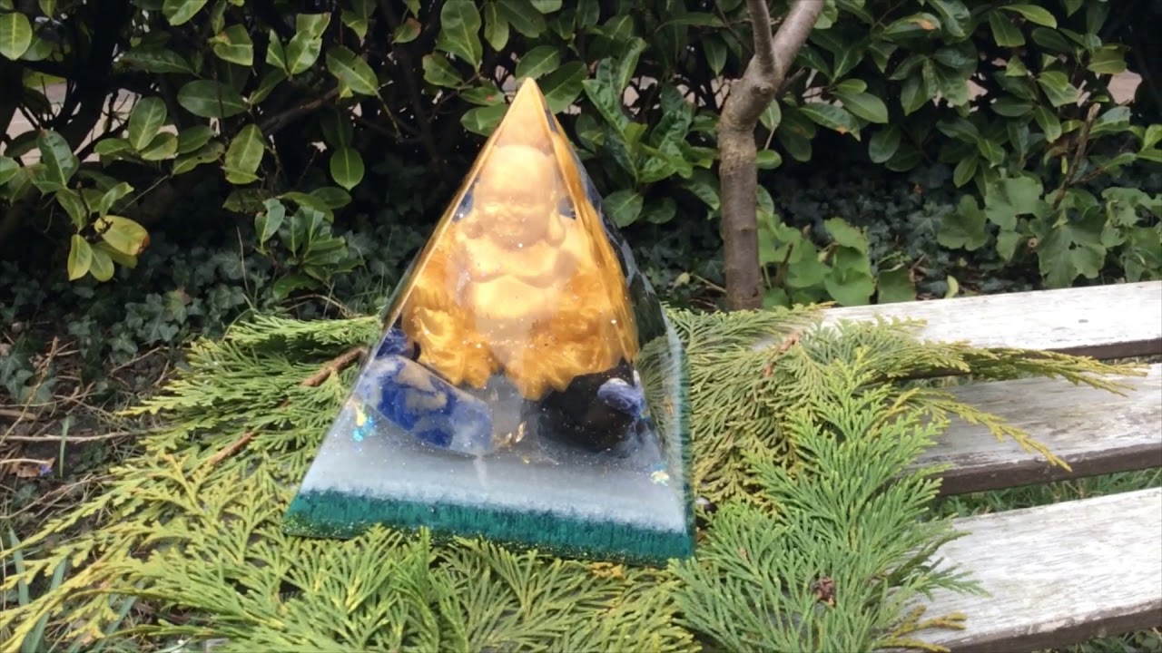 Orgonite Nubische piramide 'Lachende Boeddha'