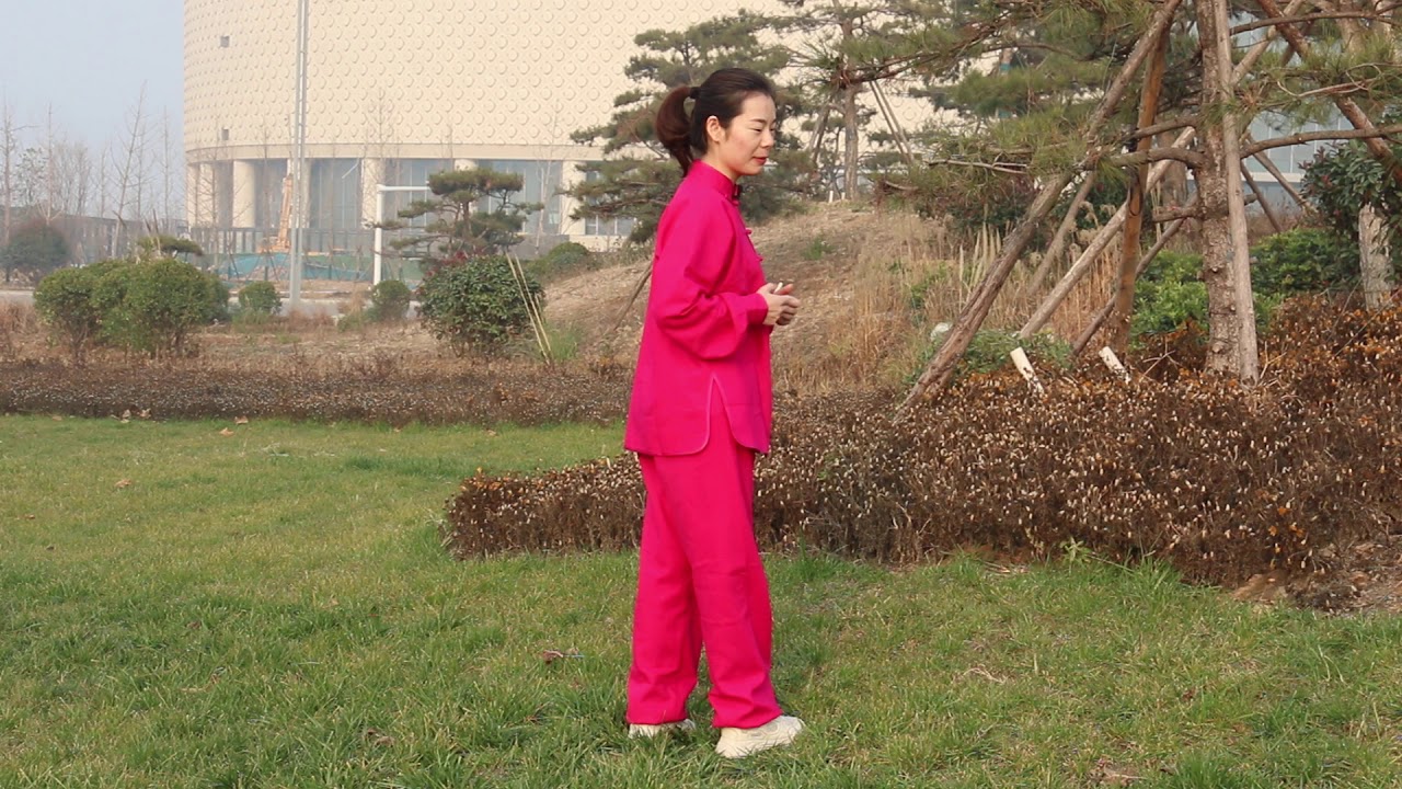 每天踢打承山穴5分钟，改善小腿粗，腰痛，理气止痛，舒筋活络