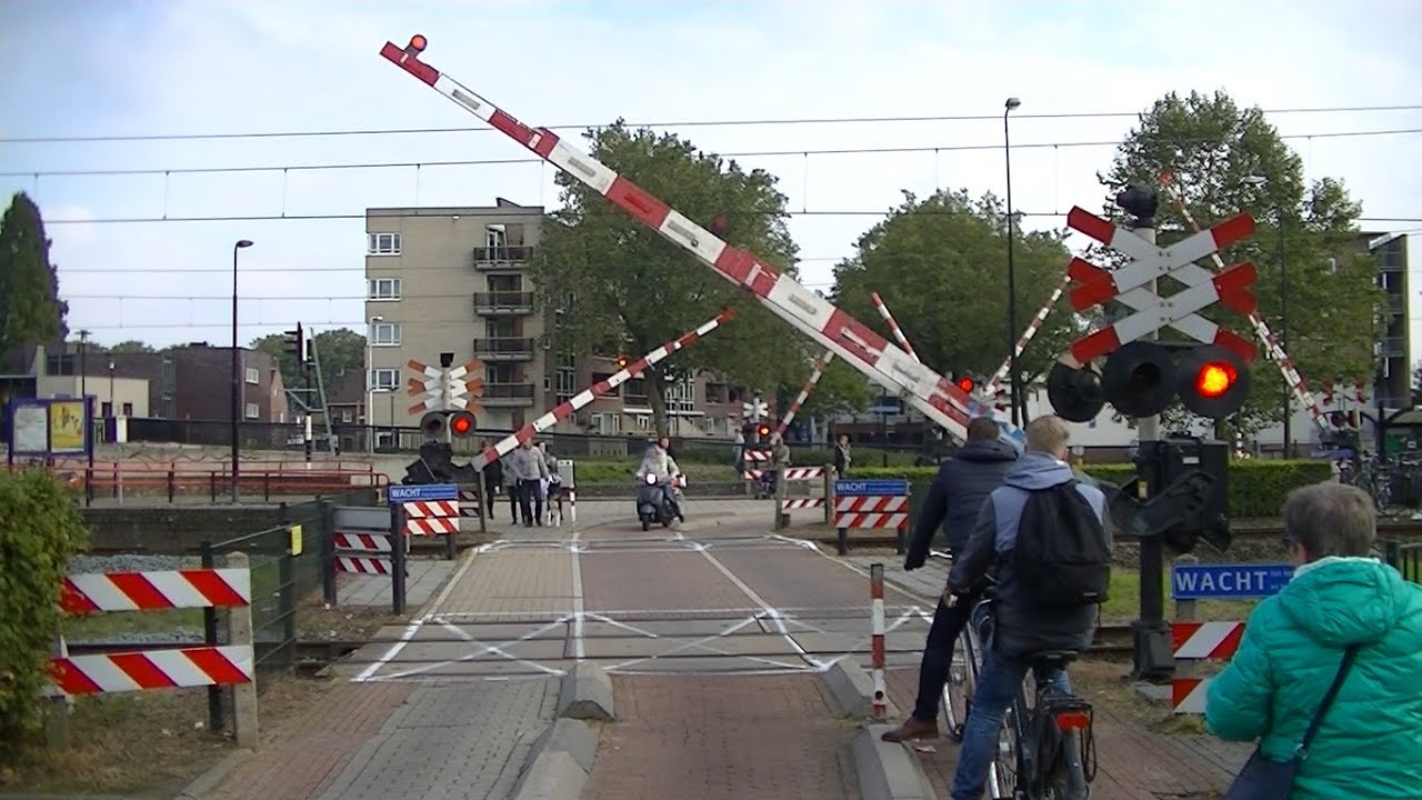 Spoorwegovergang Geleen-Lutterade // Dutch railroad crossing