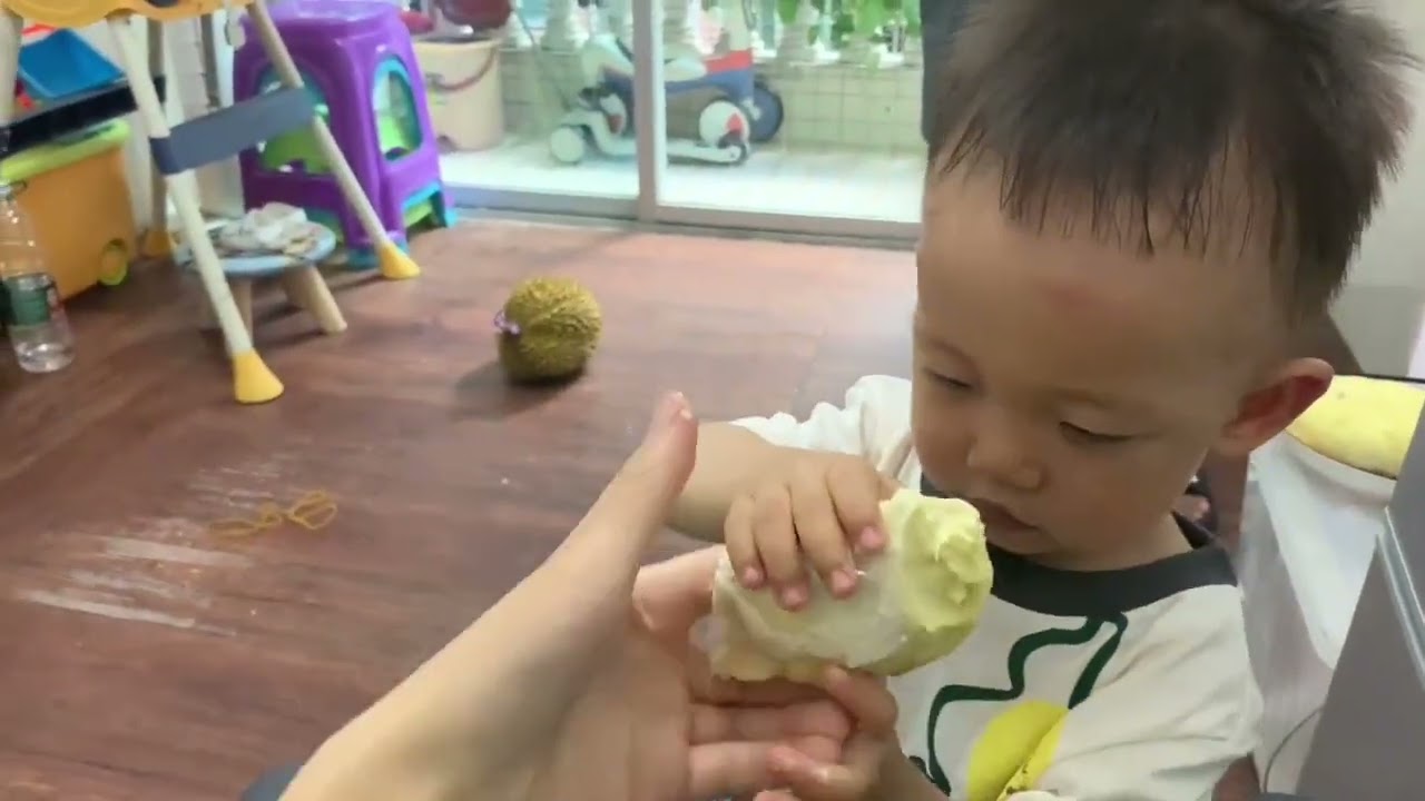 深漂：小君100快买回2颗榴莲，一颗能开多少肉？大家看值不值！
