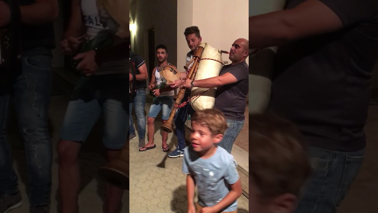 Angelo Le Rose alla zampogna a chiave quattro palmi suonata pastorale tipica del pollino