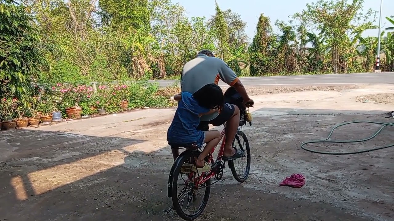 น้ำมันขาดตลาดใช้จักรยานไปรับส่งหลานไปเรียนพิเศษ