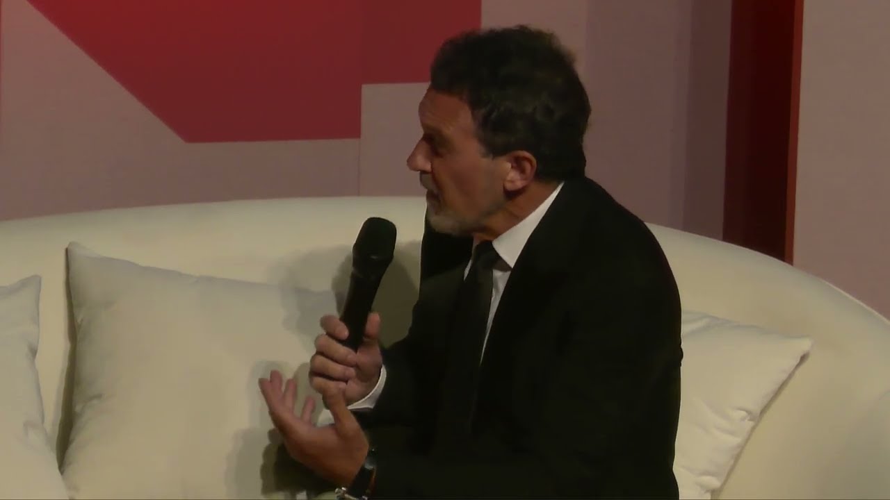 Sandra Golpe entrevista a Antonio Banderas en los Premios PEC