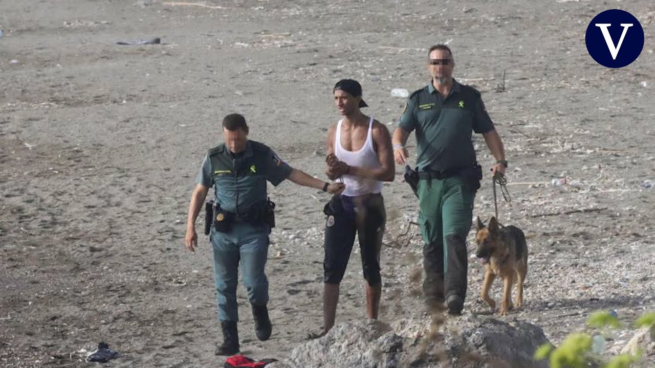 El amplio despliegue policial evita un intento de entrada masiva a nado en Ceuta