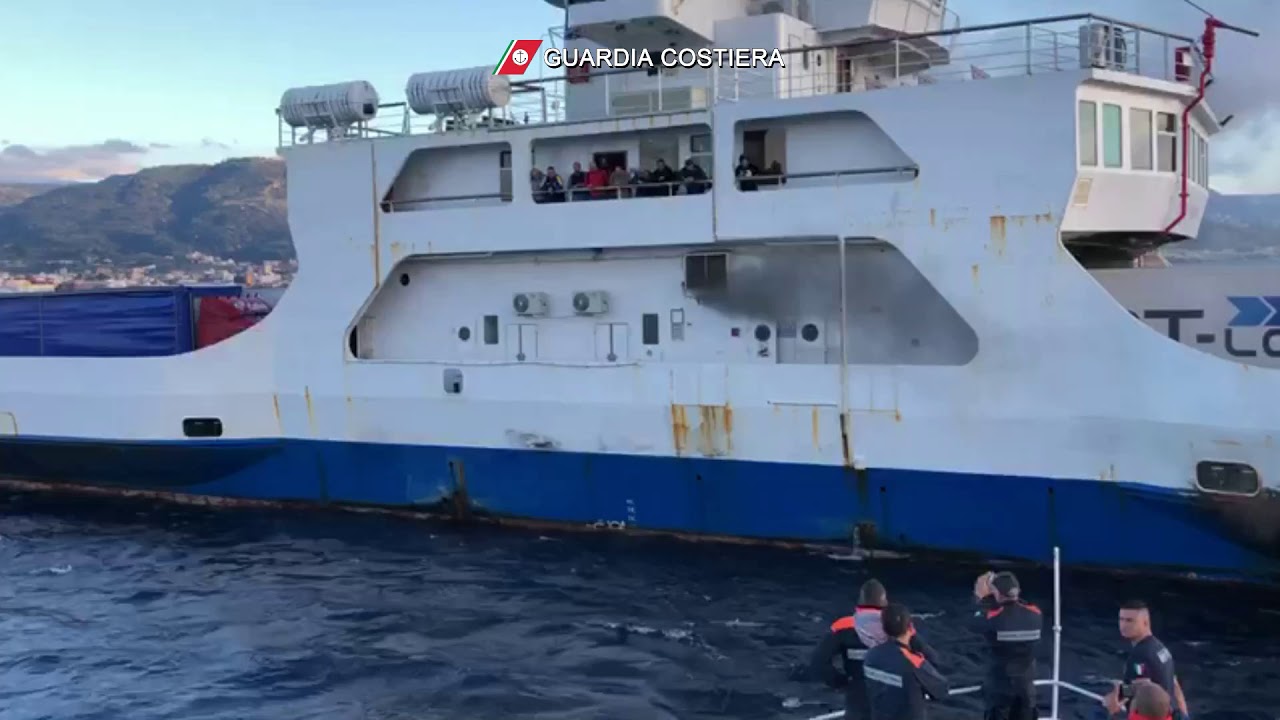 Reggio Calabria, incendio a bordo della nave Villa San Giovanni