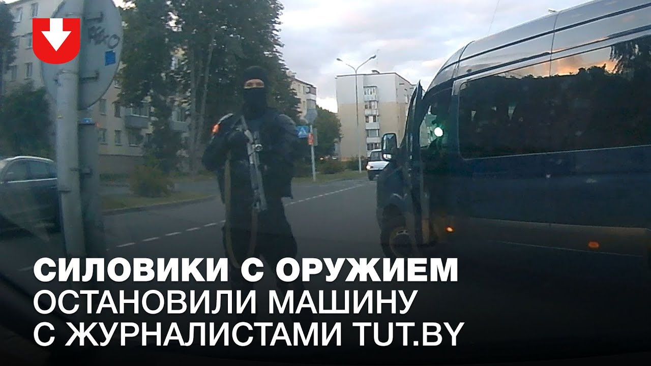 Три автобуса остановили машину с журналистами TUT.BY