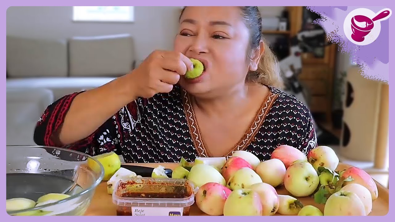 Picking some crunchy apples in front of my house and dipping them with Namplawan | Yainang