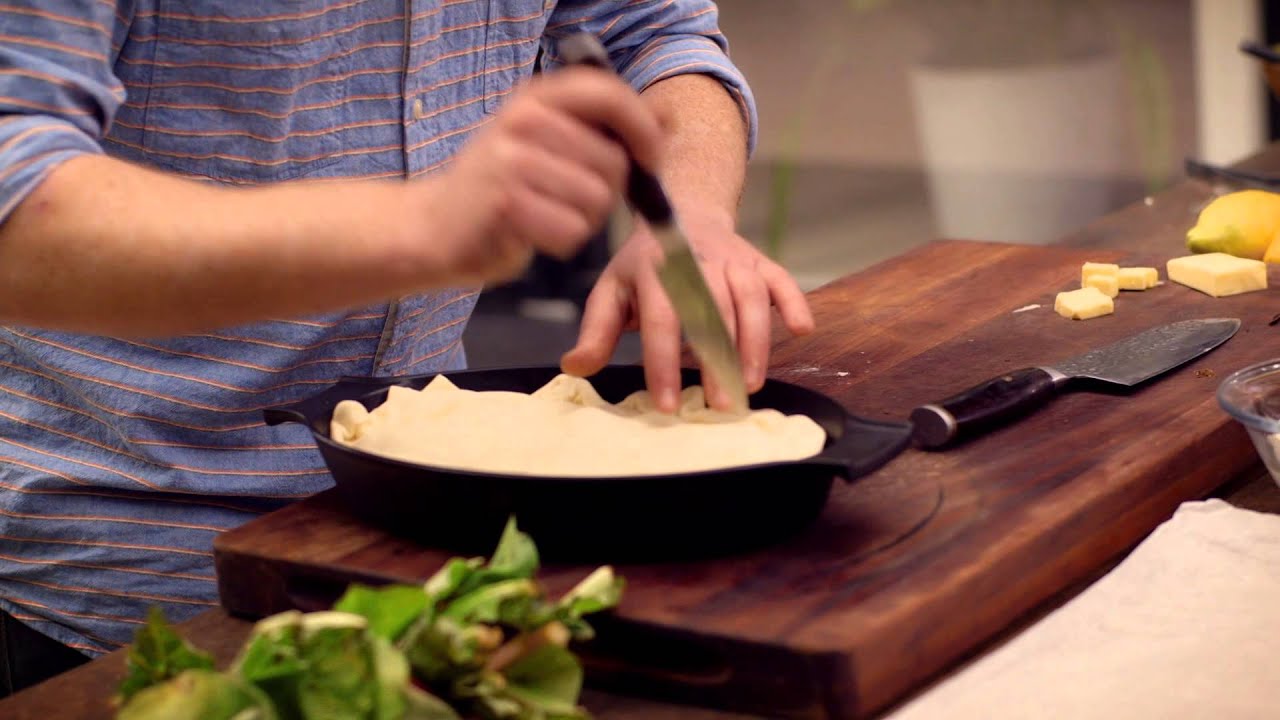Gorm Wisweh tilbereder en lynhurtig rabarber-dessert i Mors&oslash; Forno