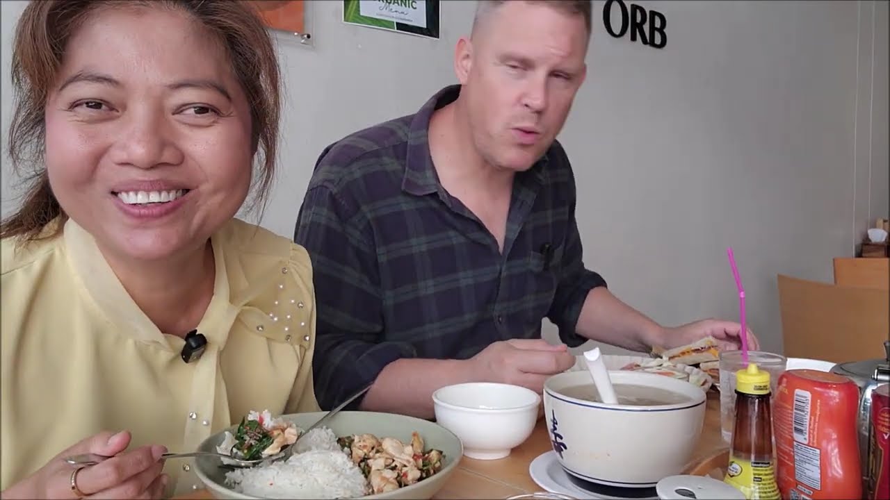 เช้านี้ริมแม่น้ำมูล นกพิราบเต็มลาน ก่อนพาไปกินอาหารเช้าอร่อย ๆ ที่โอบ!