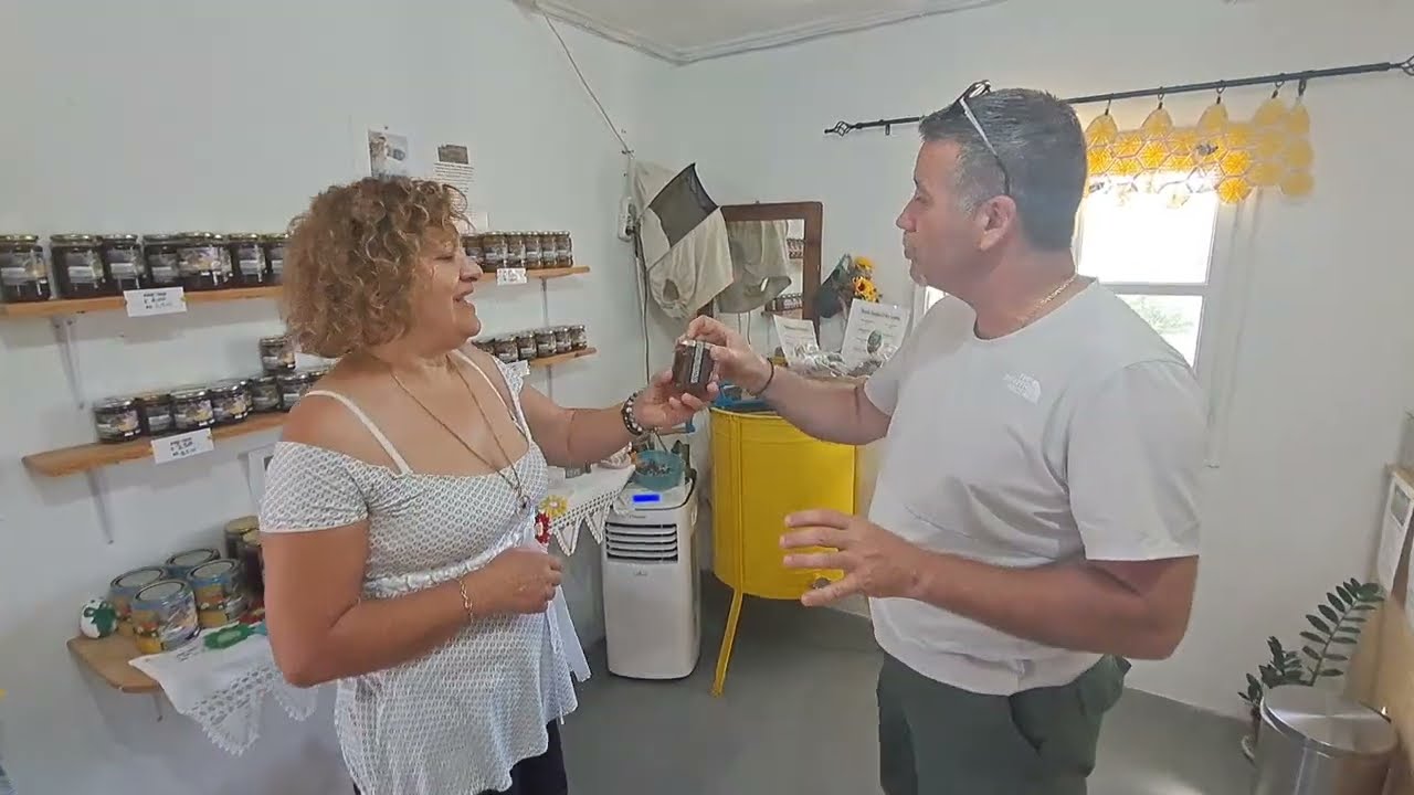 ΕΠΙΣΚΕΨΗ ΣΤΟ ΚΑΤΑΣΤΗΜΑ ΜΕΛΙΩΝ ΤΟΥ ΑΝΔΡΕΑ ΠΑΛΑΙΓΕΩΡΓΙΟΥ ΣΤΗ ΧΩΡΑ ΣΑΜΟΥ | ΆΝΟΙΓΜΑ ΚΥΨΕΛΗΣ - ΚΑΦΕΣ