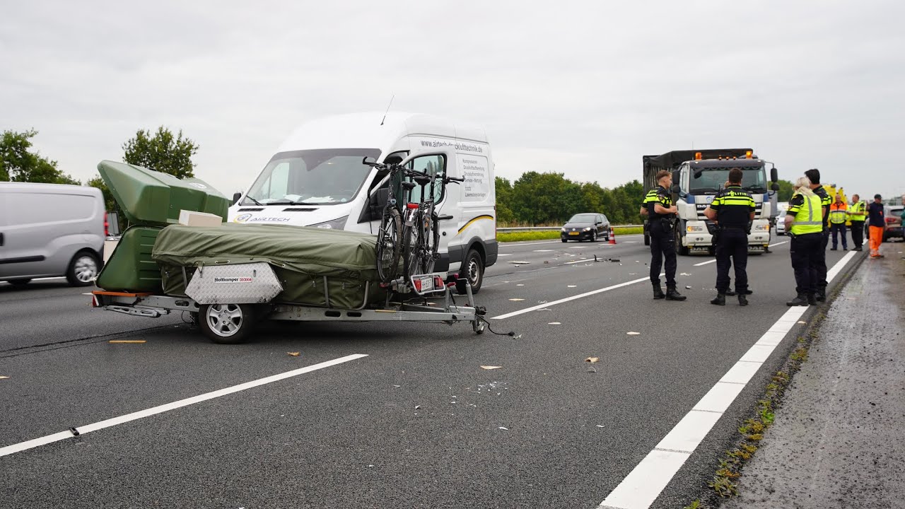 Ravage op A1: busje botst achterop vouwwagen, weg volledig dicht vanwege kampeerspullen op de weg