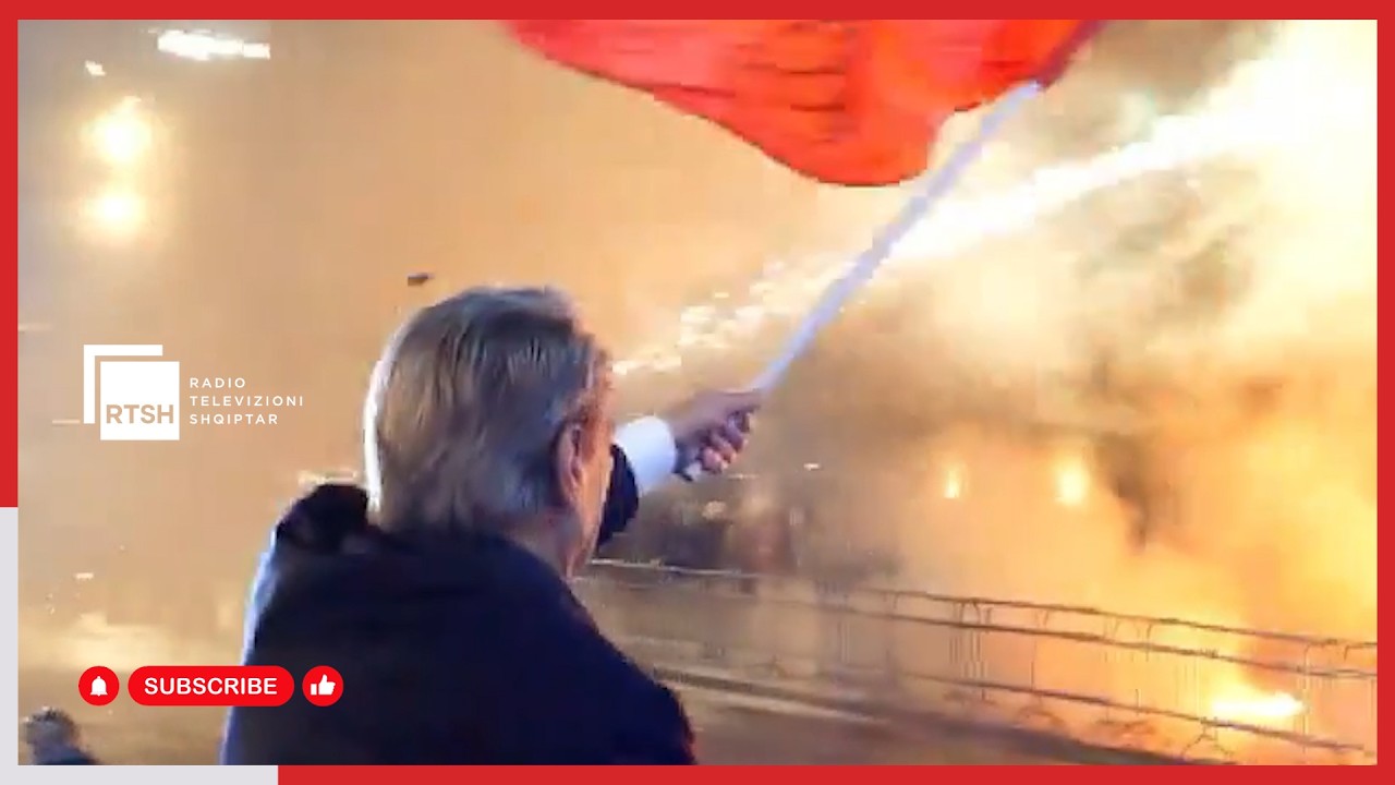 Protesta e opozit&euml;s, militant&euml;t e PD-s&euml; hedhin molotov dhe fishek-zjarre drejt kryeministris&euml;