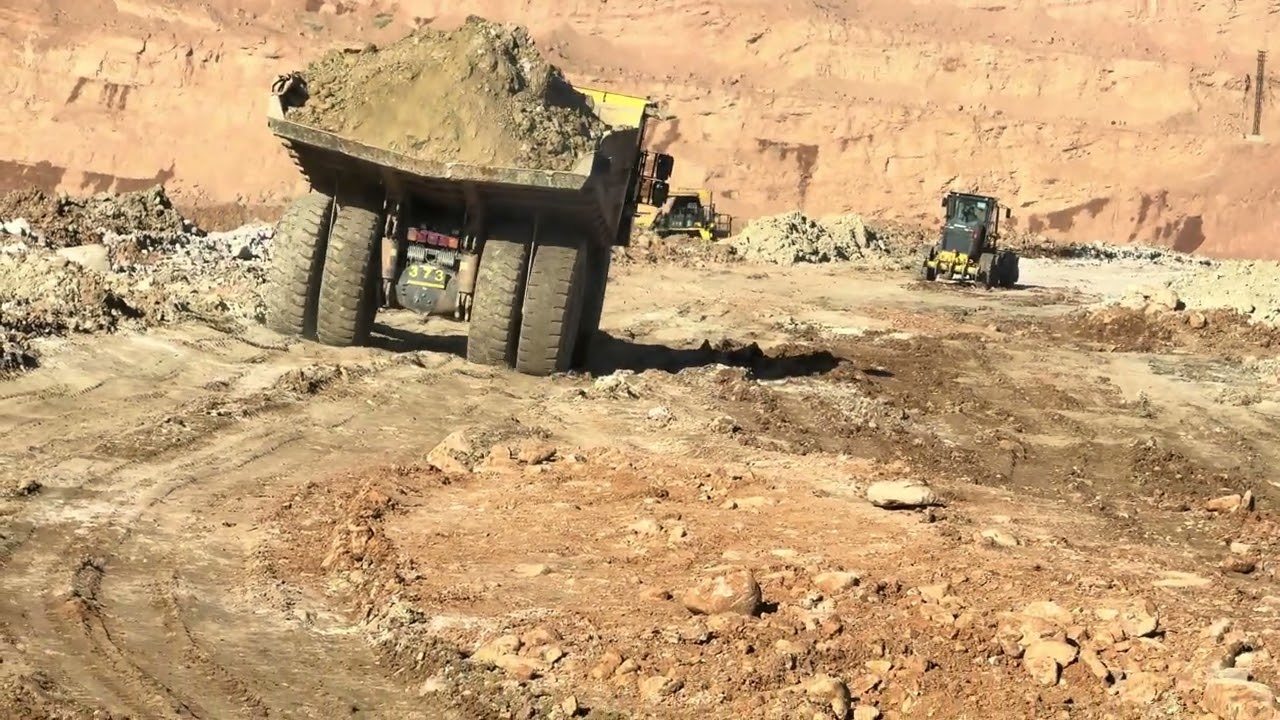 Очередная транспортировка горной массы на автосамосвале KOMATSU HD-785 на разрезе Апартак г. Ангрен