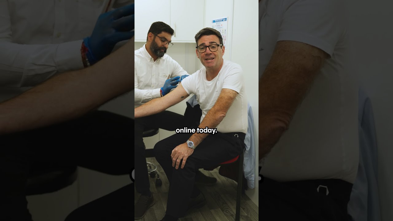 Энди Бернем делает прививку от гриппа