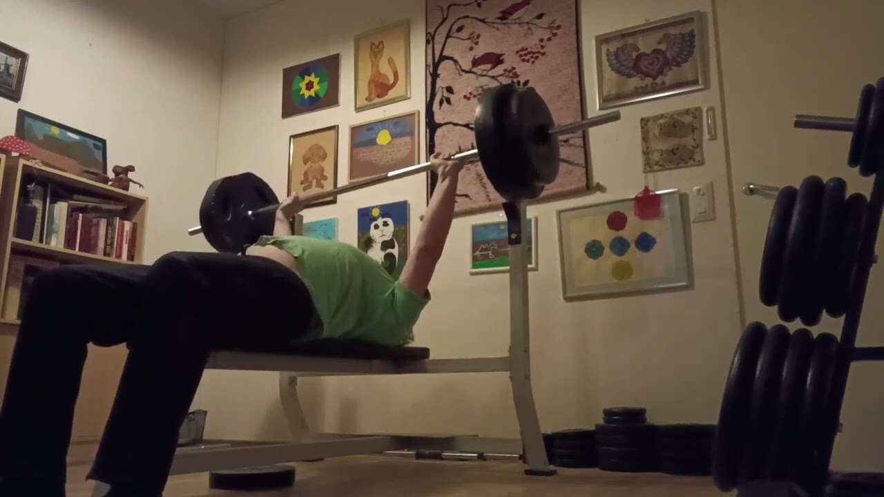 @ Tavallinen penkkipunnerrus levytangolla kotona 61 kiloa 15 toistoa/sarja 