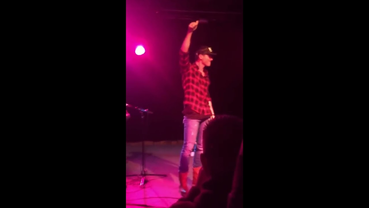 Granger Smith falling off stage