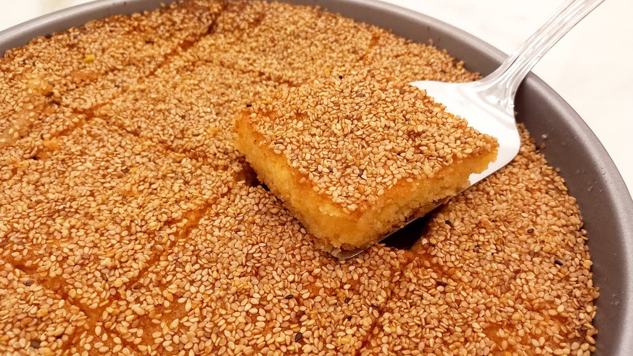 جربتها بالسمسم طلعت لذيذة جداا 🥰 تحلية سهلة وسريعة/من أطيب الوصفات/بسبوسة بالسمسم/البسبوسة/بسبوسه