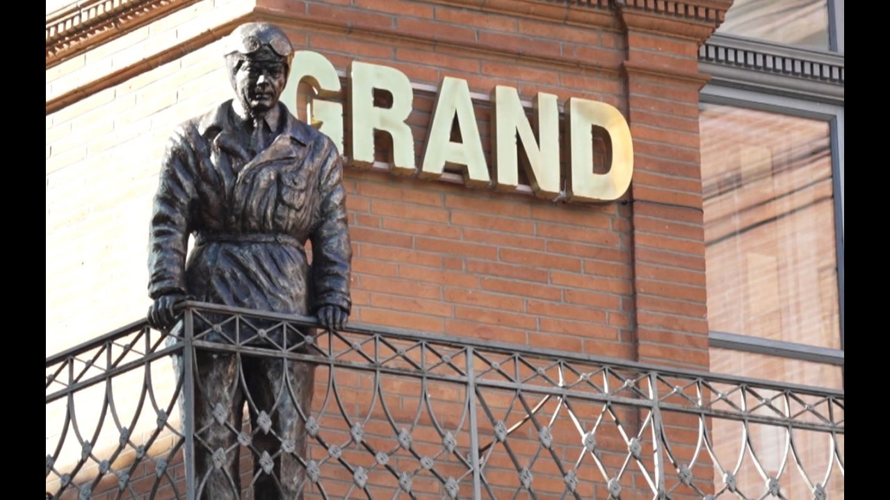 A Toulouse, une statue d'Antoine de St Exupéry a fait son apparition au balcon d'un hôtel