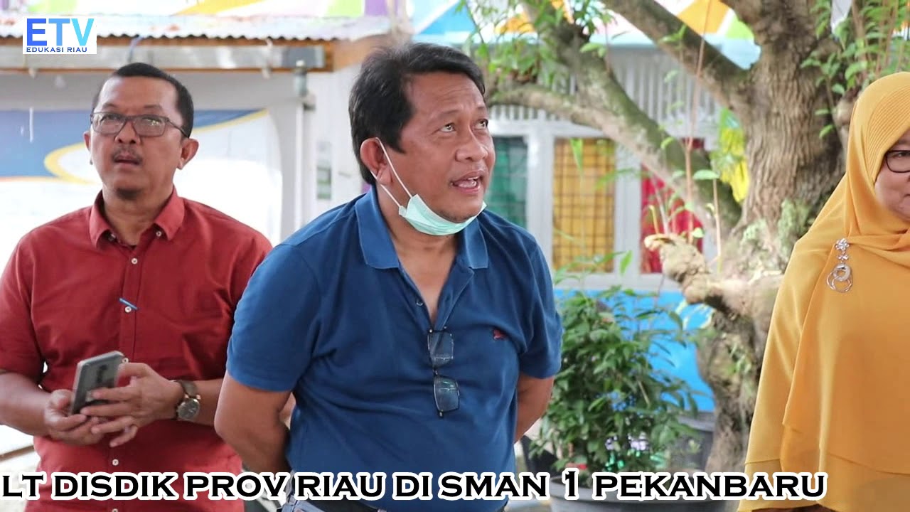 PENYEMPROTAN DISINFEKTAN DI SMAN 1 PKU BERSAMA SEKDA PROV RIAU