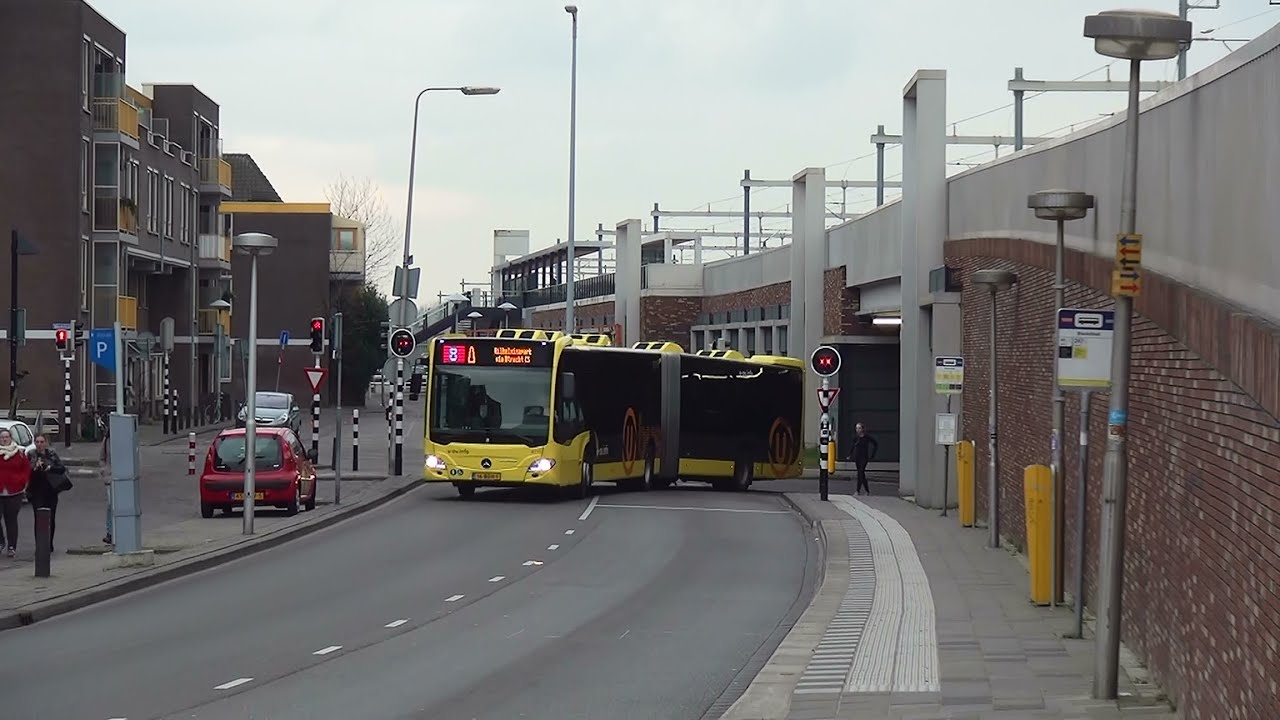 Diverse Qbuzz U-OV bussen bij bushalte Bleekstraat te Utrecht | 22 maart 2016