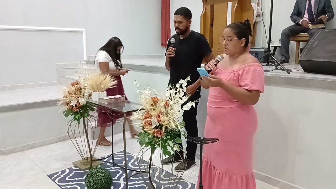 Irmão Roberto e a esposa louva a Deus. 