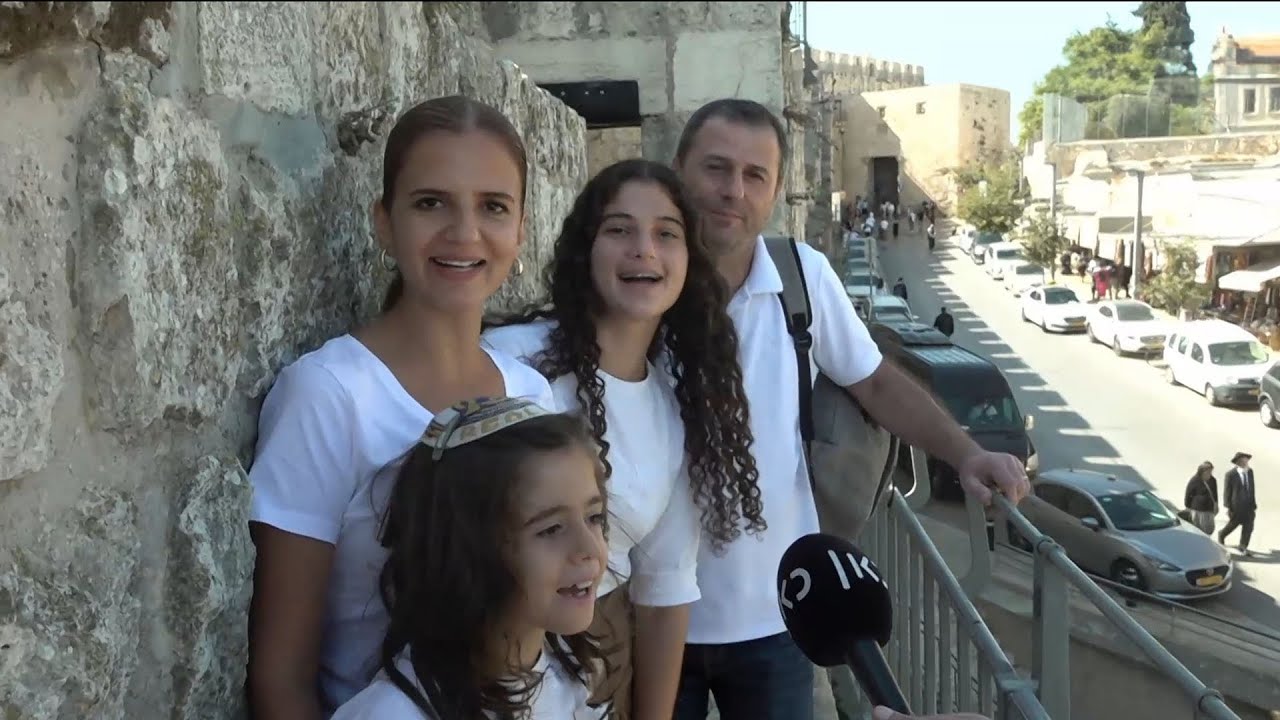 עולים לרגל הרחק מהאזעקות: המונים מטיילים בבירה בחופשת חול המועד