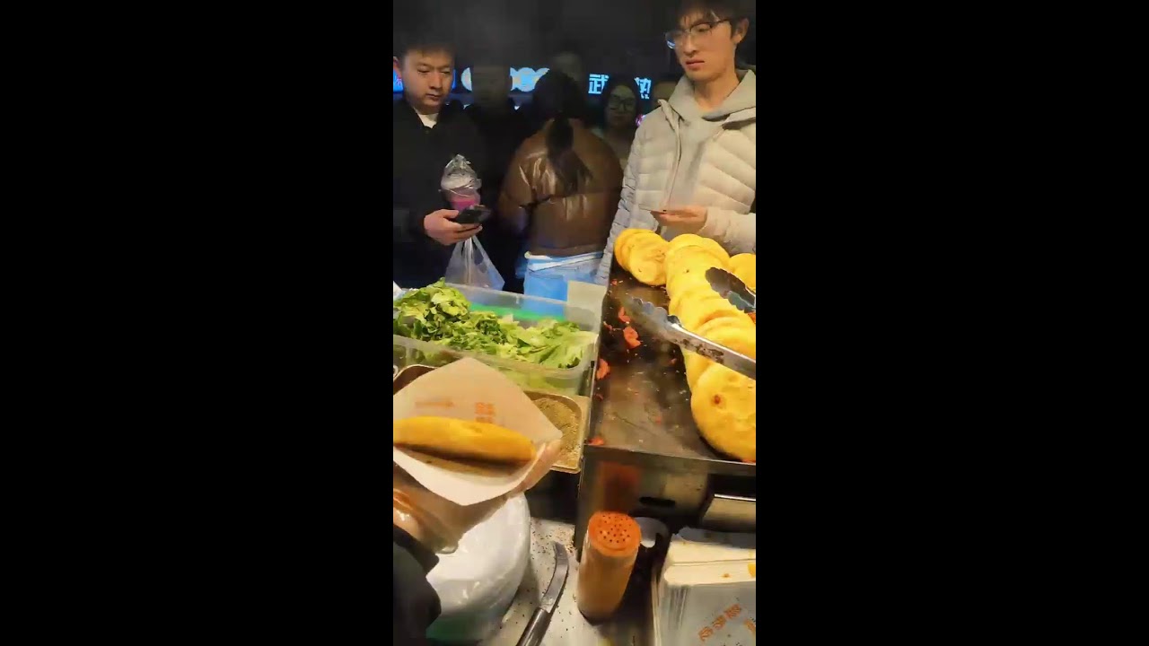 Live broadcast of street food specialties and fruit delicacies