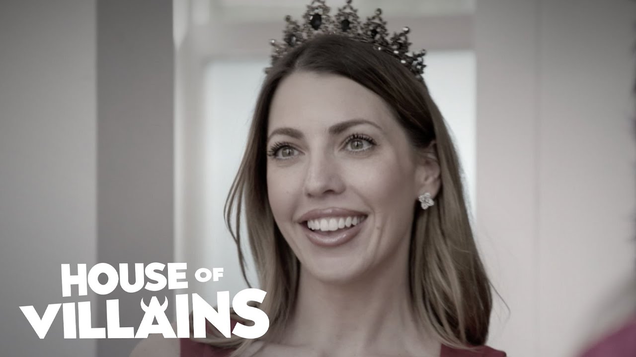 Victoria Larson is Clashing with EVERY Villain | House of Villains | E!