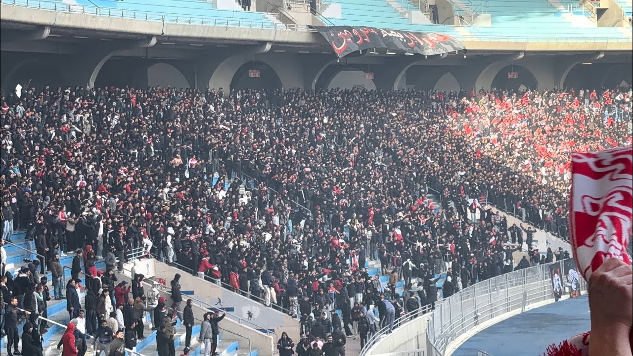 غضب الجماهير و الغناء بعد الهدف الاول