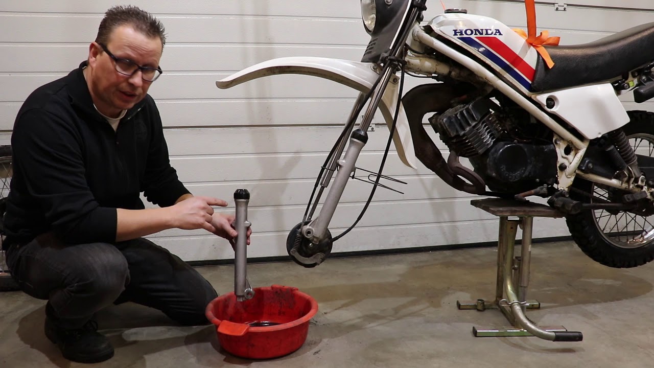 Honda MT8 deel 7. VOORVORK OLIE EN VOORBAND WISSELEN