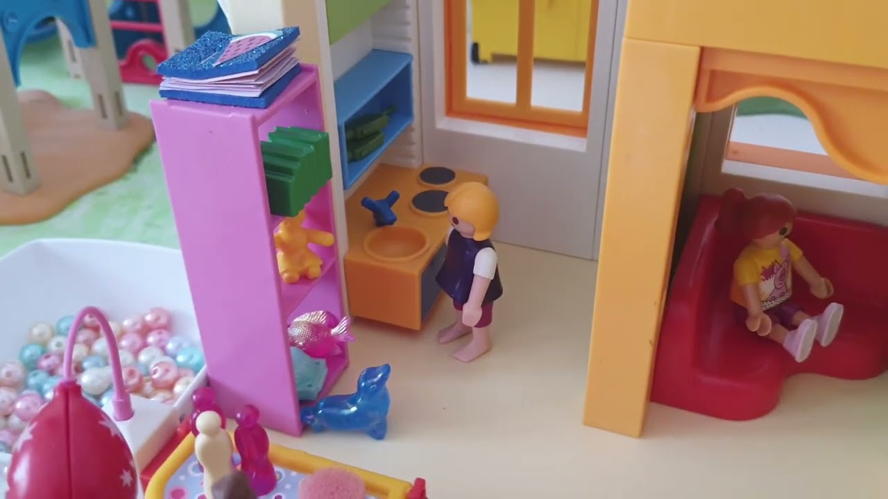 Chloé en français présente: sa garderie Playmobil