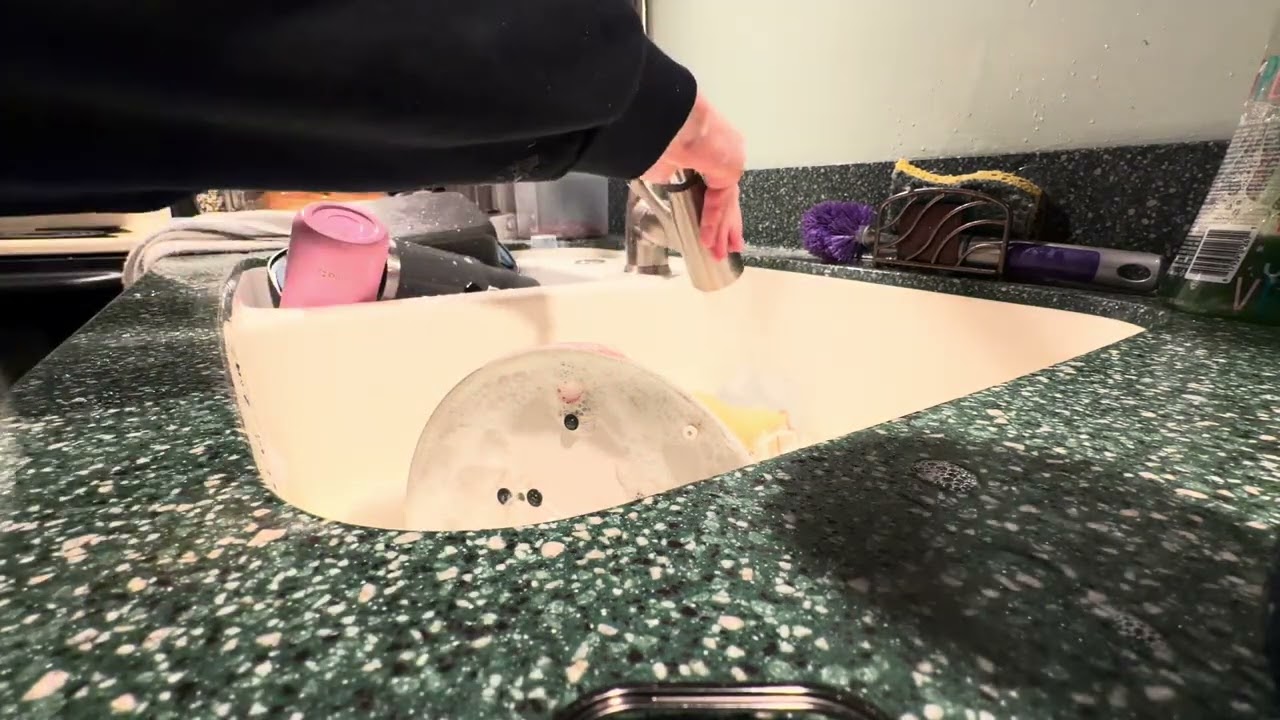 Washing peppermint snowman body because I felt like doing it 😊 @H.C.AWAITS 