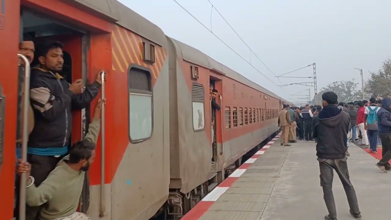 अब फेफना पे भी रुकेगी उत्सर्ग एवं गोंदिया एक्सप्रेस, नीरज शेखर & सनातन पाण्डेय ने दिखाई हरि झंडी।