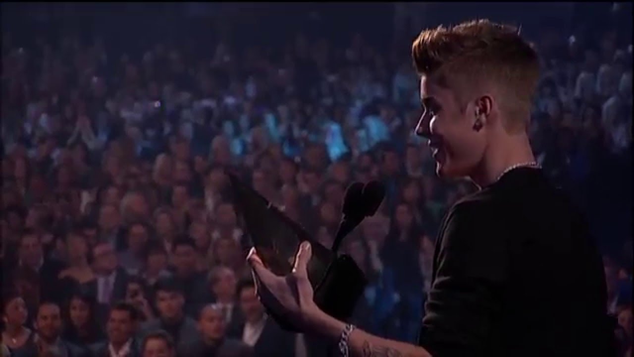 Justin Bieber Wins Pop/Rock Male - AMA 2012