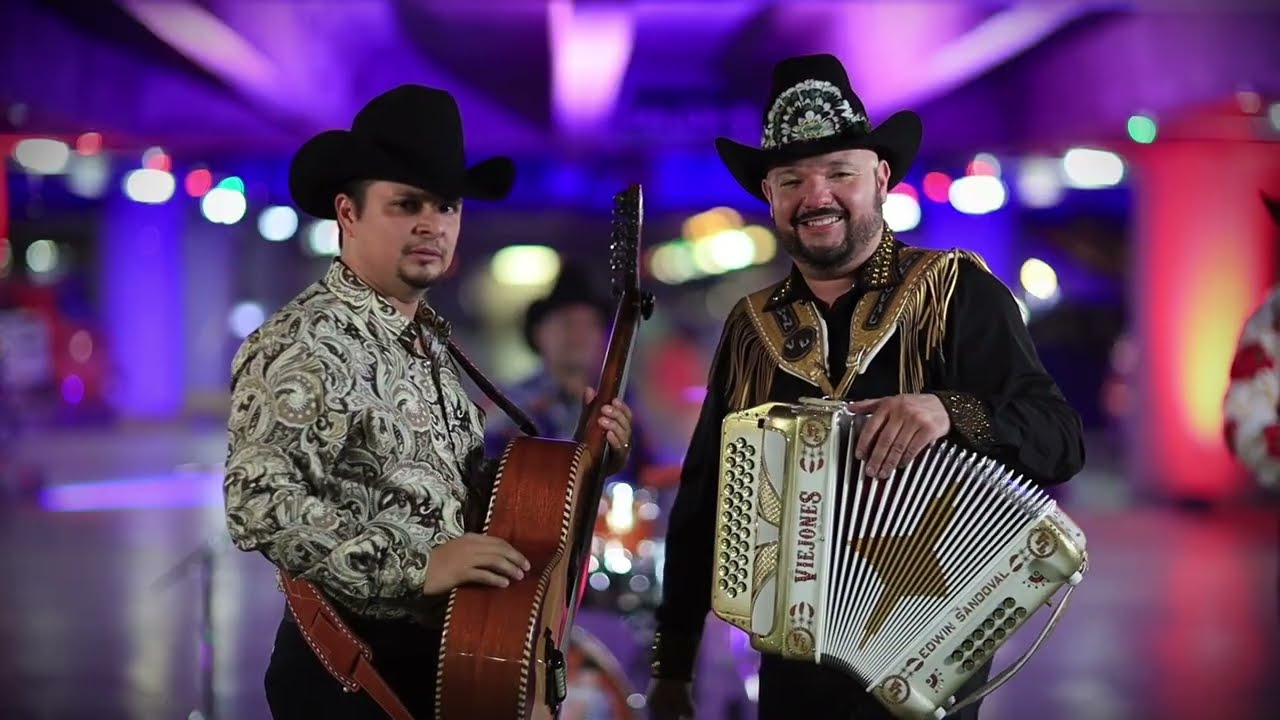Los Viejones de Linares de Edwin Sandoval - Gente Corriente - Video Oficial