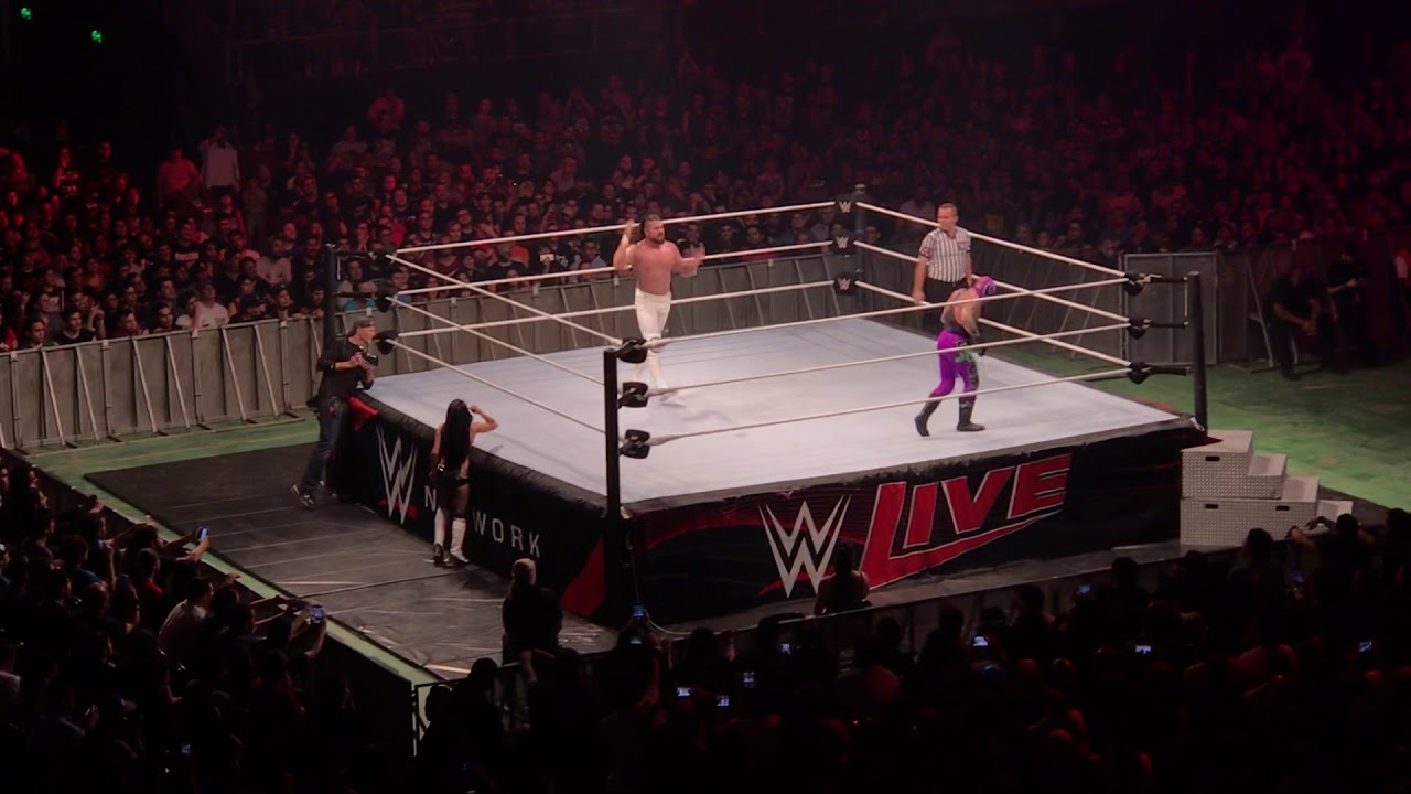 Andrade Cien Almas vs Rey Mysterio WWE Live Santiago