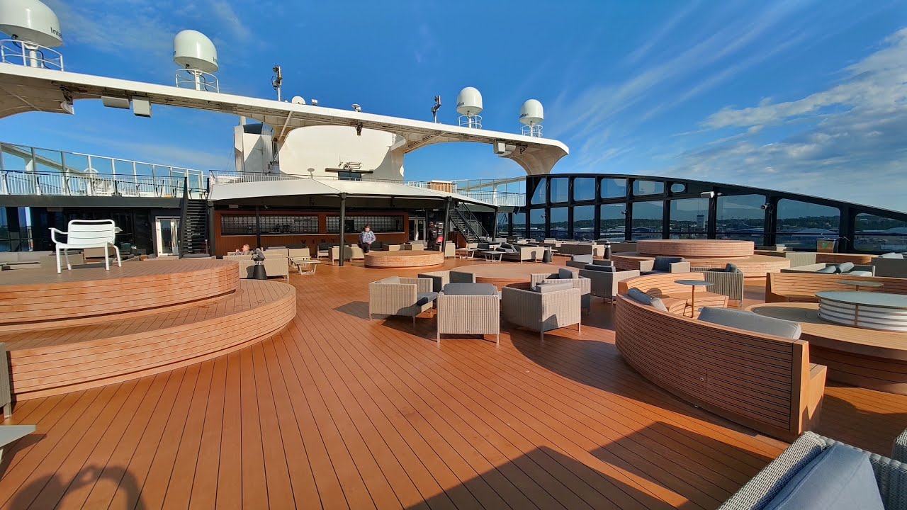 AHVENANMAA. Viking Glory vie reissajan Bomarsundin linnoitukselle.