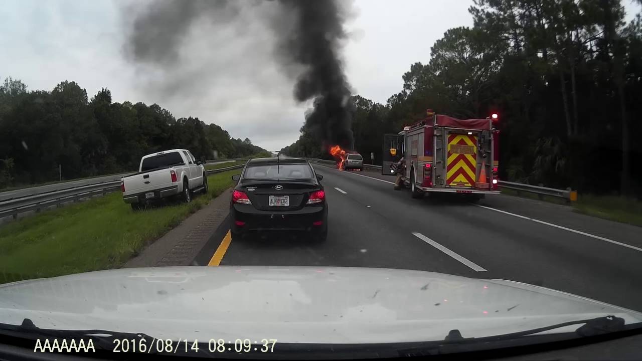 [Dashcam] Car fire with magnesium explosion