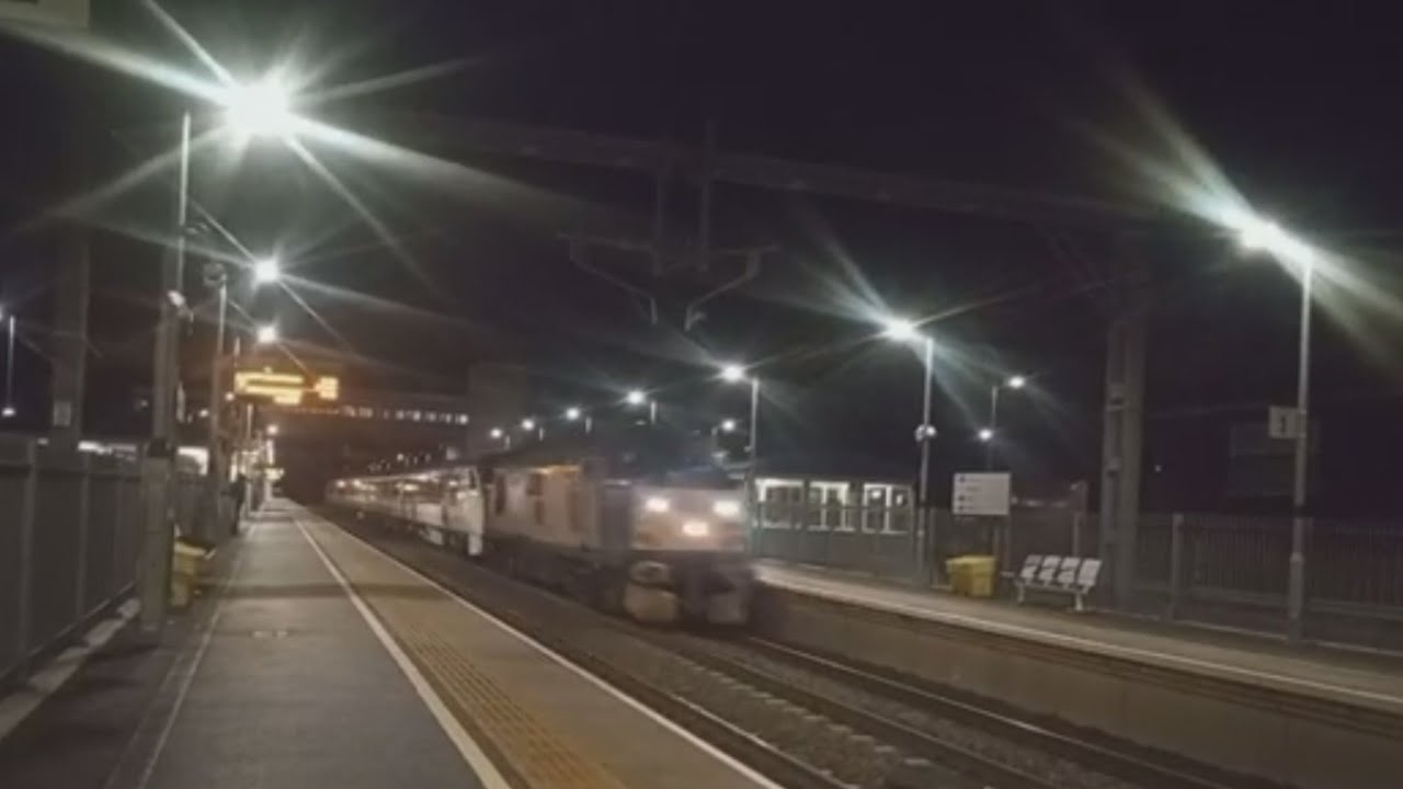 **Two Tone** 37510 Draging 720*** at Market Harborough 08/12/22