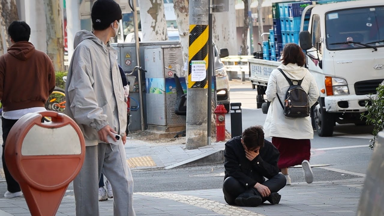 ENG) 공황 장애로 힘들어하는 남자를 발견한다면? What if there’s a man who’s suffering from panic disorder? 사회 실험 감동