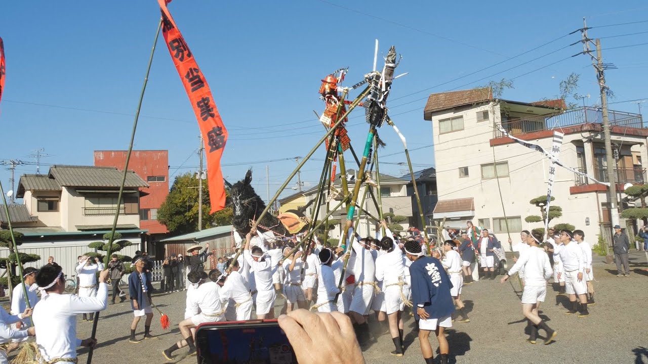 武将人形の勇ましい合戦　虫追い祭り