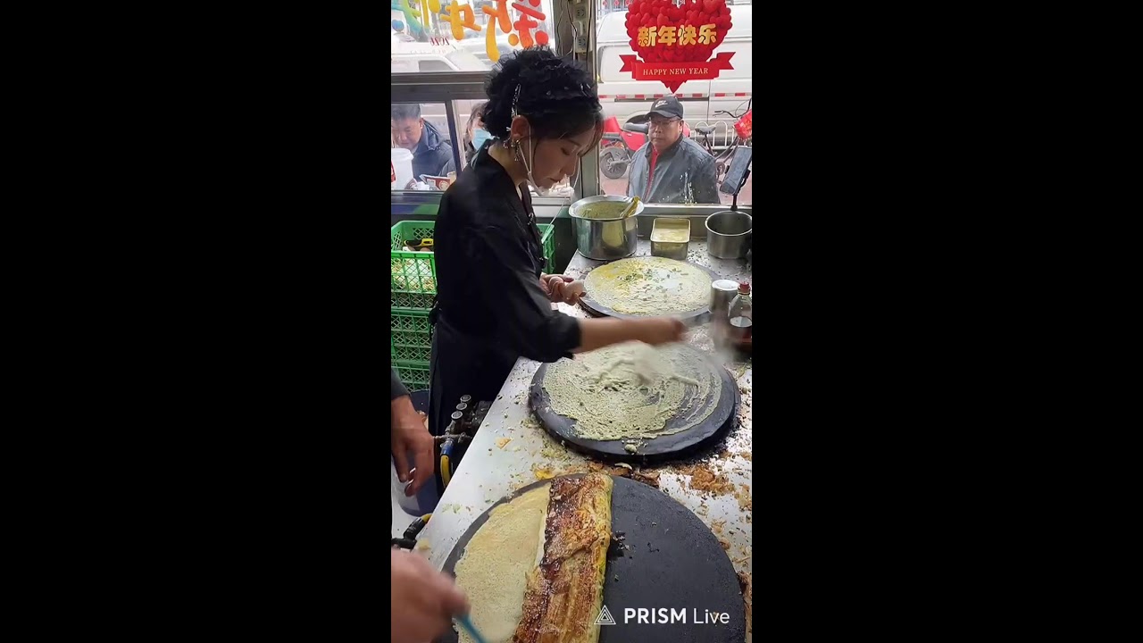 Chinese Woman expert in cooking.