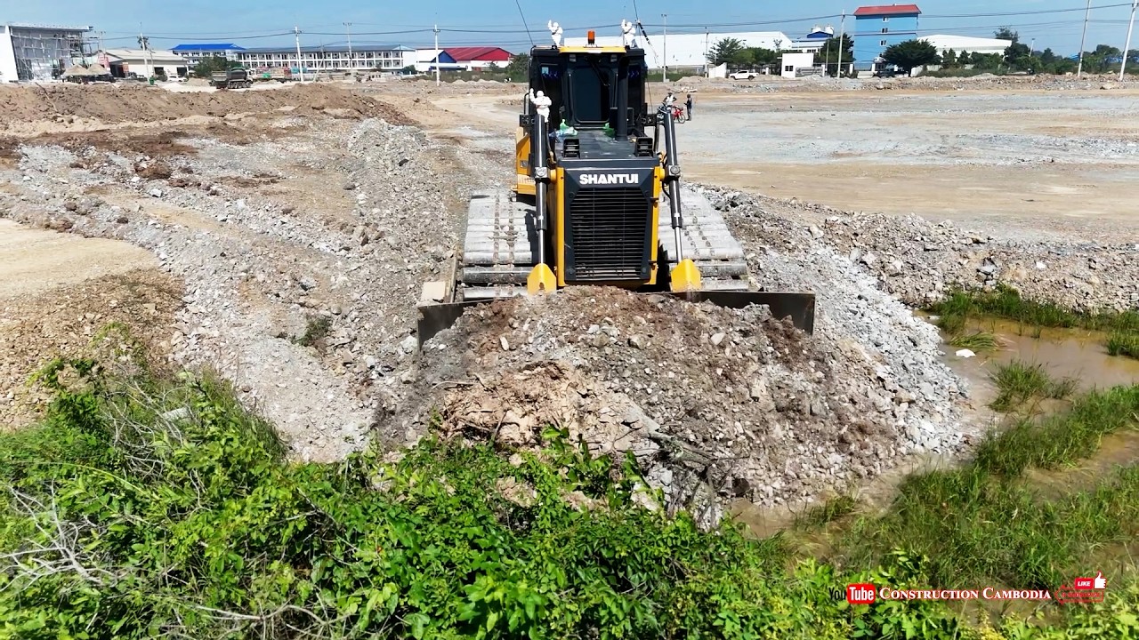 Massive Landfill Push! Powerful Shantui Dozer Leveling Mountains of Soil with Huge Dump Trucks