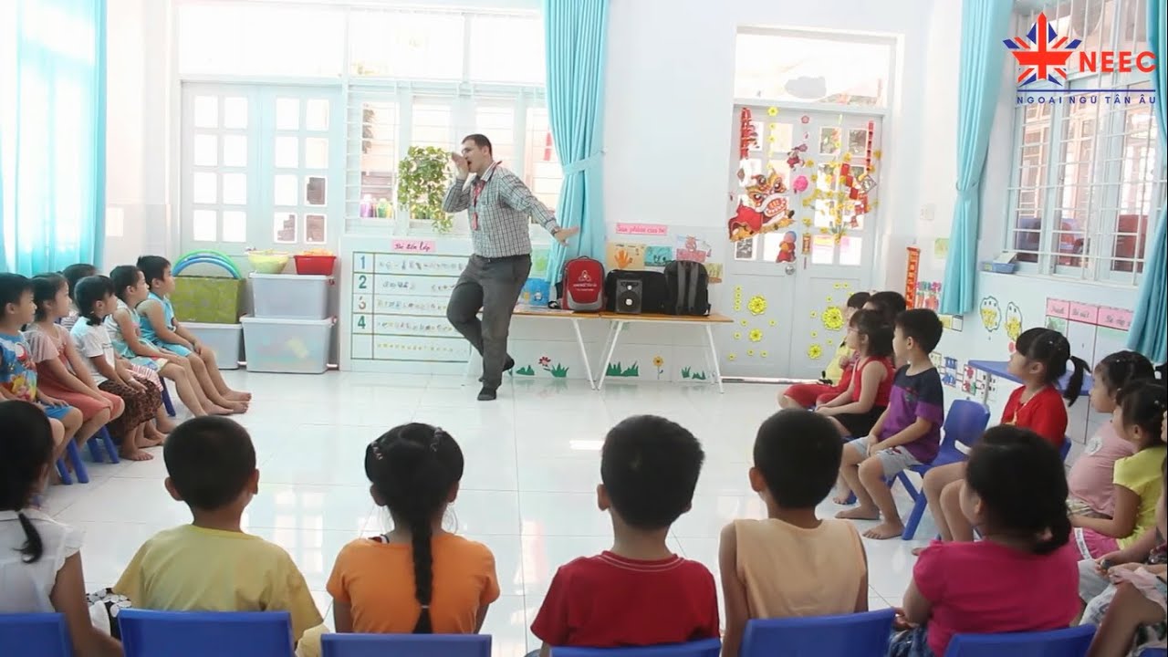 Trẻ mầm non học tiếng Anh với giáo viên nước ngoài trung tâm ngoại ngữ Tân Âu.