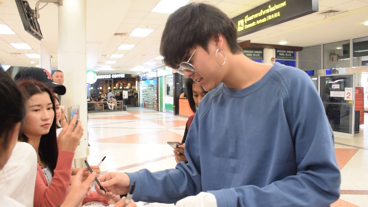 รับทอยสนามบิน 20.06.18 - The Toys (คลิปจะพังๆหน่อยเพราะมัวแต่เอาของให้ทอยเซ็นคะ)