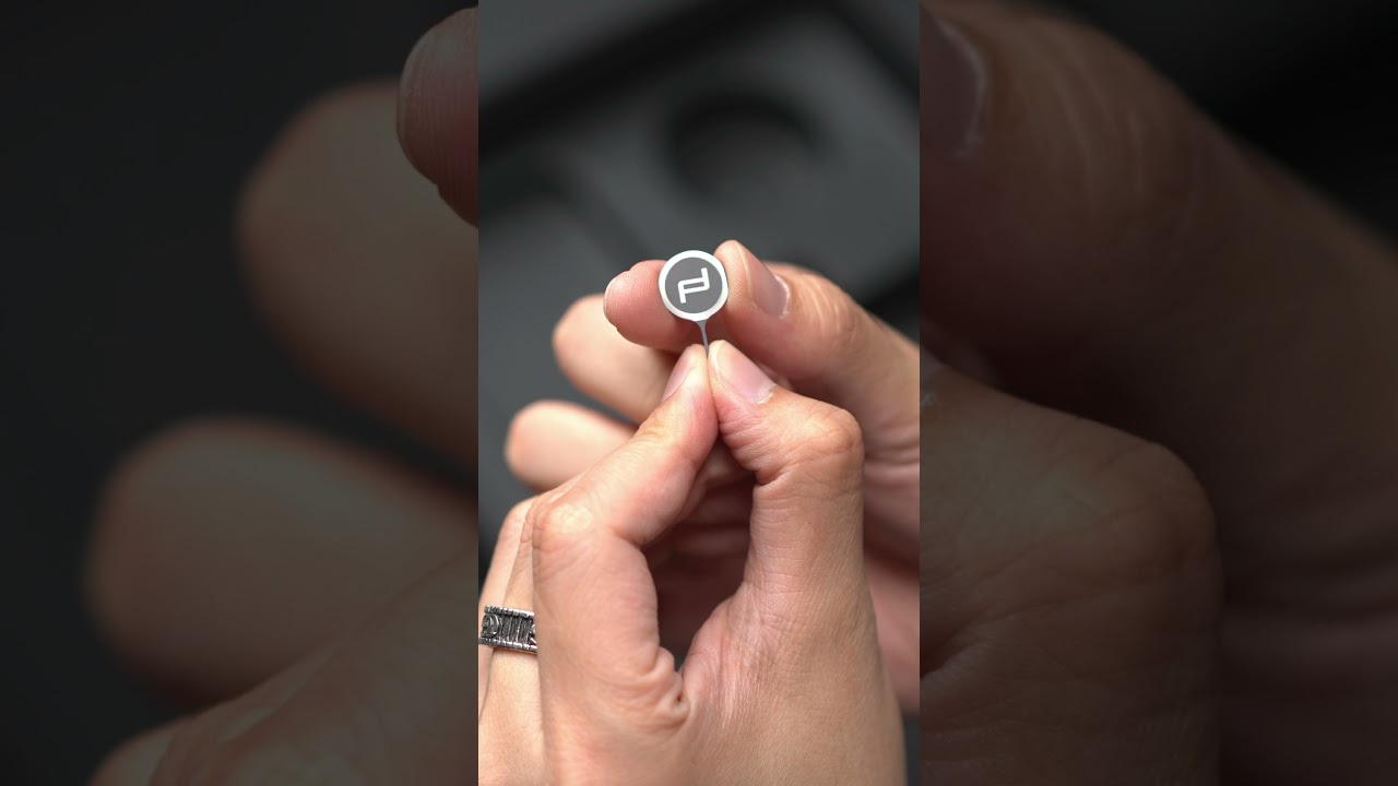 The Porsche Design family has released a new phone! I really want this one!