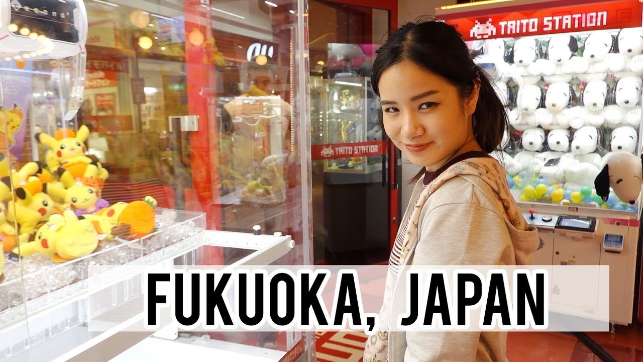 Японские игровые автоматы, уличная еда и доге (традиционное японское блюдо из мяса, выращенного в...