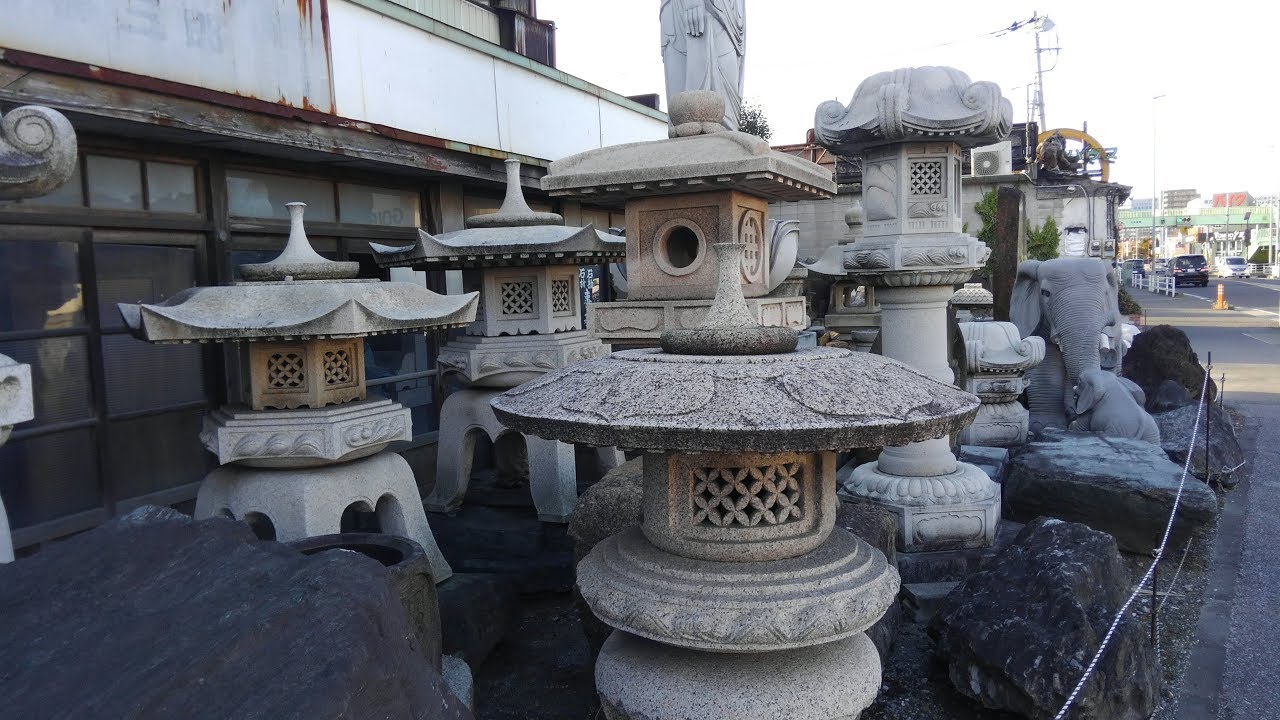 Japanese stone shop (lanterns, statues, etc.)