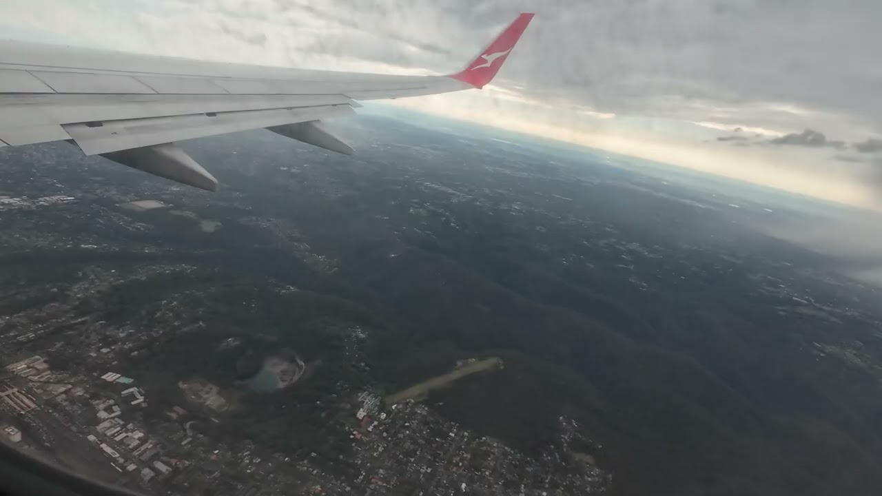 Sydney Airport SYD - landing onboard Qantas 738 QF923 ex Cairns 1 Nov 2025 with rejected landing.