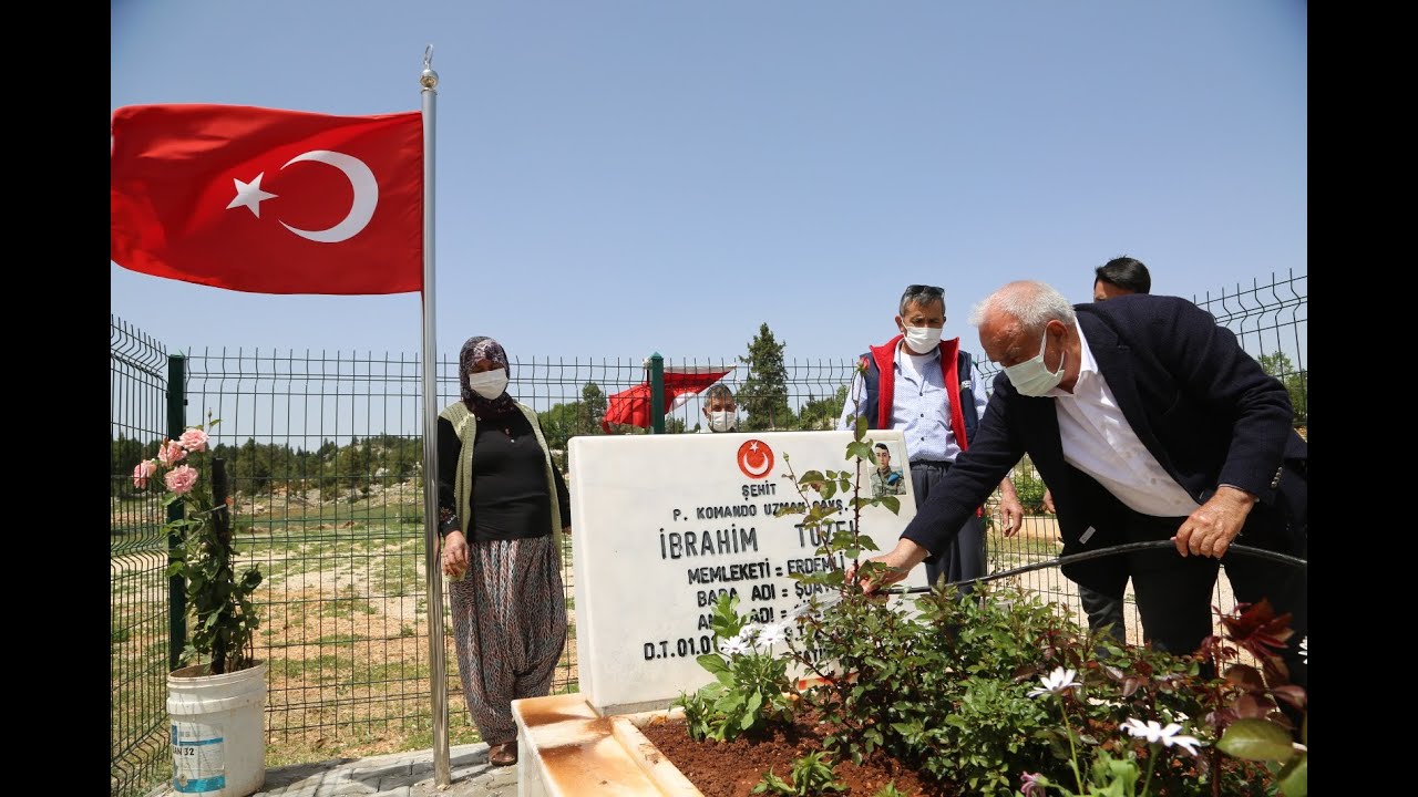 Şehit Mezarları Güllerle Donatıldı